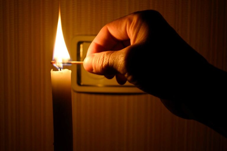 Power Outage Preparedness Checklist: Expert Tips For Blackouts